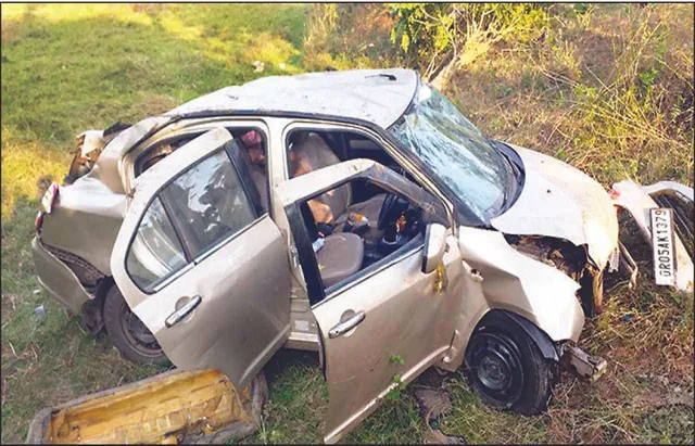 ଦୁର୍ଘଟଣାଗ୍ରସ୍ତ ଗାଡ଼ିରେ ପୁଳାପୁଳା ଟଙ୍କା: ଜଣେ ଫେରାର, ୨ ଆହତ ଡାକ୍ତରଖାନାରେ ଭର୍ତ୍ତି