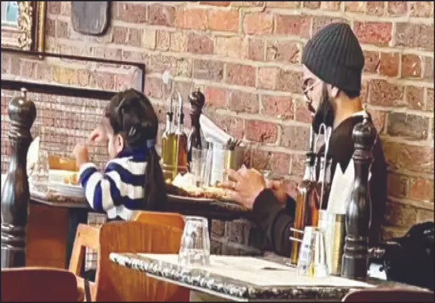 ସିଲି ପଏଣ୍ଟ୍‌: ବାମିକାଙ୍କ ସହ ବିରାଟଙ୍କ ମଧ୍ୟାହ୍ନଭୋଜନ