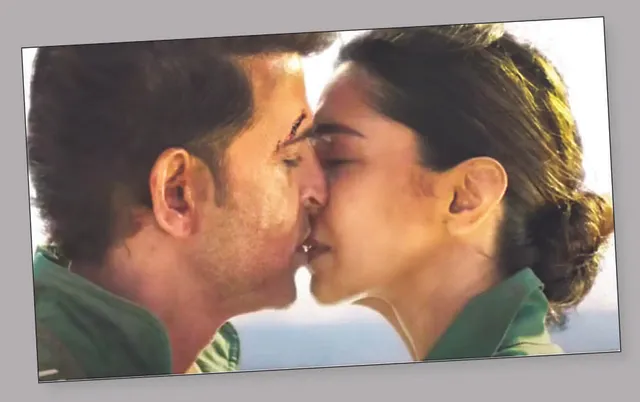 ହ୍ରିତିକ-ଦୀପିକାଙ୍କ ଚୁମ୍ବନ ଦୃଶ୍ୟକୁ ନେଇ ବିବାଦ: ‘ଫାଇଟର୍‌’କୁ ମିଳିଲା ଲିଗାଲ୍‌ ନୋଟିସ୍