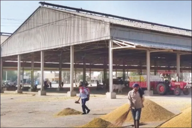 ୧୫ହଜାର ଚାଷୀଙ୍କ ଧାନ ଗଲା କୁଆଡ଼େ? ମଣ୍ଡିରେ ଝୁଲିଲା ତାଲା