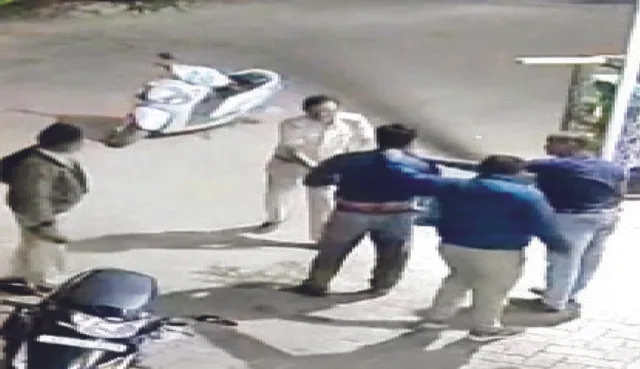 ଯୁବକଙ୍କୁ ପୁଲିସର ମାଡ଼: ଭିଡିଓ ଭାଇରାଲ୍‌ ପରେ ଏଏସ୍‌ଆଇ ନିଲମ୍ବିତ