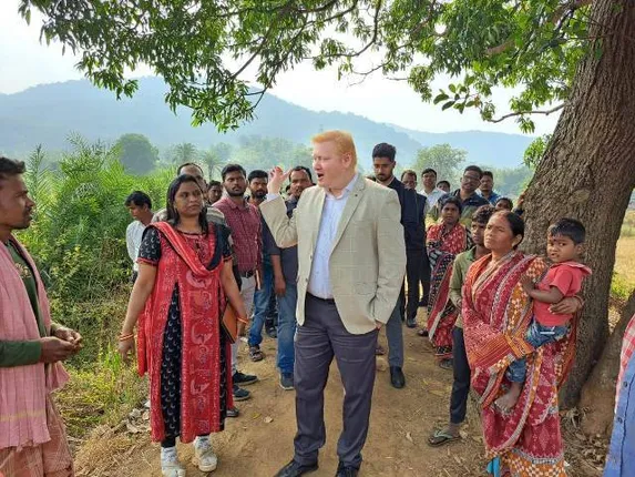 ଉପାନ୍ତ ଅଞ୍ଚଳରେ ପହଞ୍ଚିଲେ ଜିଲ୍ଲାପାଳ: ଲୋକଙ୍କ ମୌଳିକ ସମସ୍ୟା ବୁଝିଲେ