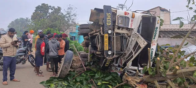 ଦୋକାନ ଭିତରକୁ ପଶିଗଲା ବାଲି ବୋଝେଇ ହାଇୱା, ଅଳ୍ପକେ ବର୍ତ୍ତିଲେ ଚାଳକ