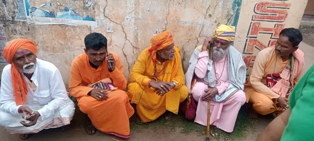 ୫ ଲୁଟେରା ବାବାଙ୍କୁ ଉଠାଇ ନେଲା ପୁଲିସ