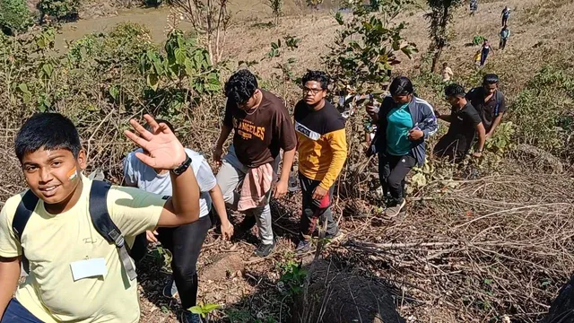 ପୂଜାର୍ଚ୍ଚନା କରି ପାହାଡ଼ ଚଢ଼ିଲେ ବିଭିନ୍ନ ବର୍ଗର ୪୫୦ ଲୋକ, ସ୍ଲୋଗାନ ଦେଲେ ‘ଜୟ ଶ୍ରୀରାମ୍‌’