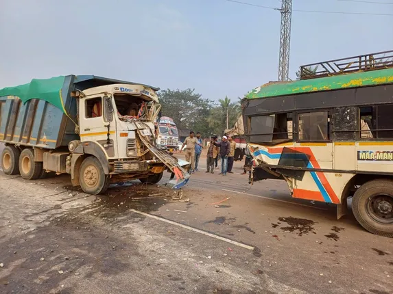 ପୁରୀ ଯାଉଥିବା ବସକୁ ଧକ୍କା ଦେଲା ହାଇଓ୍ୱା: ୧୮ ଯାତ୍ରୀ ଆହତ