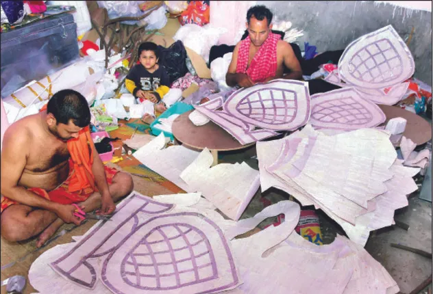 ପଦ୍ମବେଶ ହେବେ ଠାକୁରେ: ସୋଲରେ ବେଶ ପ୍ରସ୍ତୁତ କରୁଛନ୍ତି ୫ ଶିଳ୍ପୀ