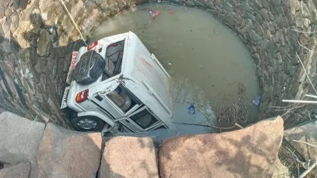 କୂଅରେ ଖସିପଡ଼ିଲା ବୋଲେରୋ