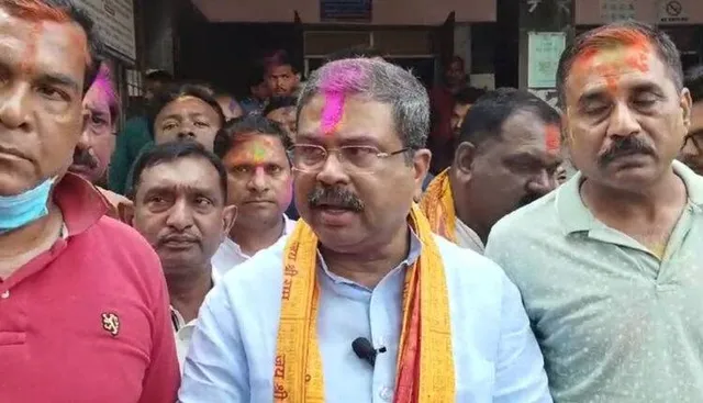 ମା’ ସମଲେଇଙ୍କ ଦର୍ଶନ କଲେ କେନ୍ଦ୍ରମନ୍ତ୍ରୀ ଧର୍ମେନ୍ଦ୍ର, ସମ୍ବଲପୁରରେ ବିଜେପି କର୍ମୀଙ୍କ ସହିତ ଖେଳିଲେ ହୋଲି