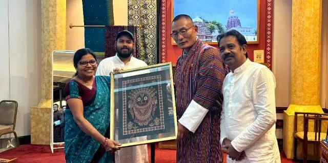 ଭୁଟାନ ପ୍ରଧାନମନ୍ତ୍ରୀଙ୍କୁ ଜଗନ୍ନାଥ ୱାଲ୍ ହ୍ୟାଙ୍ଗିଙ୍ଗ ପ୍ରଦାନ କଲେ ବାନ୍ଧକଳା ଶିଳ୍ପୀ ଦମ୍ପତି