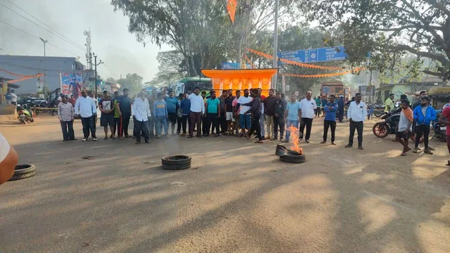 ଲକ୍ଷ୍ମୀପୁରକୁ ସବଡ଼ିଭିଜନ ମାନ୍ୟତା ଦାବିରେ ୮ଘଣ୍ଟା  ଯାତାୟାତ ଠପ, ଯାତ୍ରୀ ହନ୍ତସନ୍ତ