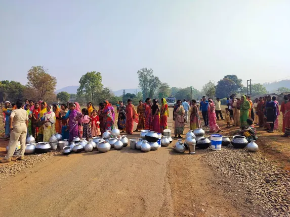 ଜଳ ସଙ୍କଟ: ପାଣି ପାଇଁ ରାସ୍ତା ଅବରୋଧ କଲେ ଲୋକ