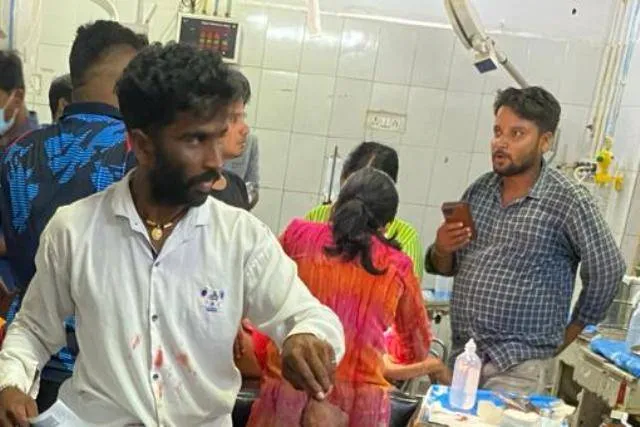 ଯୁବକଙ୍କୁ ଗୋଡ଼ାଇ ଗୋଡ଼ାଇ ହାଣିଲେ ଦୁର୍ବୃତ୍ତ: ରକ୍ତାକ୍ତ ଅବସ୍ଥାରେ ଭର୍ତ୍ତି