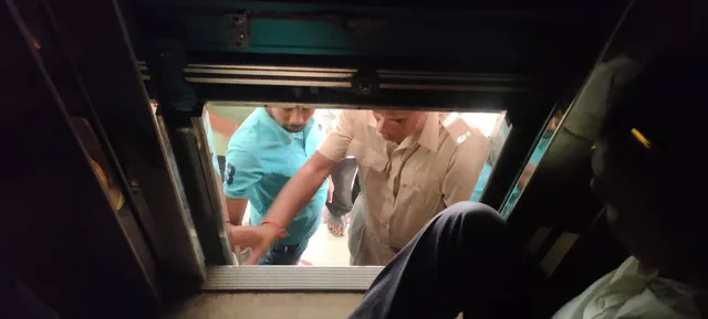 ଜିଲ୍ଲାପାଳଙ୍କ କାର୍ଯ୍ୟାଳୟରେ ଲିଫ୍ଟରେ ଫସିଗଲେ ପୁଲିସ, ସାମ୍ବାଦିକଙ୍କ ସମେତ ୫ ଜଣ ବ୍ୟକ୍ତି