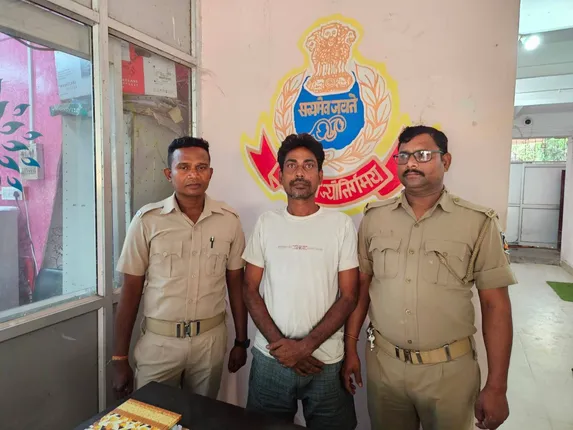 ଟଙ୍କା ଆଦାୟ କରି ନକଲି ସାମ୍ବାଦିକ ଗିରଫ