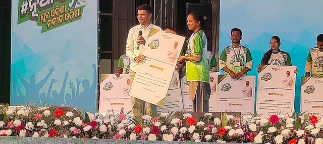 ଧର୍ମଗଡ଼ରେ ନୂଆ-ଓ ଛାତ୍ରବୃତ୍ତି ବିତରଣ କାର୍ଯକ୍ରମ