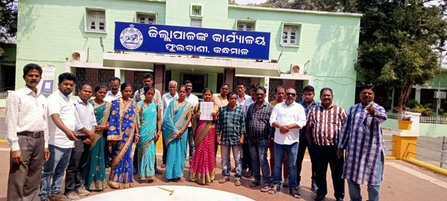 ମୌଳିକ ସମସ୍ୟାର ସମାଧାନ ପାଇଁ ଜିଲ୍ଲାପାଳଙ୍କୁ ଭେଟିଲେ ଗ୍ରାମବାସୀ