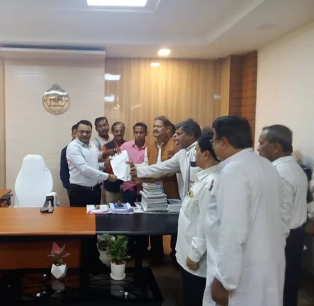 ମେଡିକାଲ କଲେଜ, ବିଶ୍ଵବିଦ୍ୟାଳୟ ପ୍ରତିଷ୍ଠା ପାଇଁ ମୁଖ୍ୟମନ୍ତ୍ରୀଙ୍କ ଉଦ୍ଦେଶ୍ୟରେ ଜିଲ୍ଲାପାଳଙ୍କୁ ଦାବିପତ୍ର ପ୍ରଦାନ