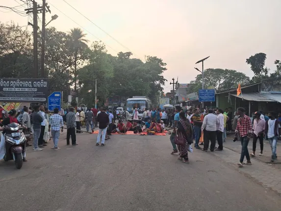 ପ୍ରସ୍ତାବିତ ନୂତନ ବସଷ୍ଟାଣ୍ଡକୁ ଅନ୍ୟତ୍ର କରିବାକୁ ନେଇ ରାଇକିଆବାସୀଙ୍କ ପକ୍ଷରୁ ରାସ୍ତା ଅବରୋଧ