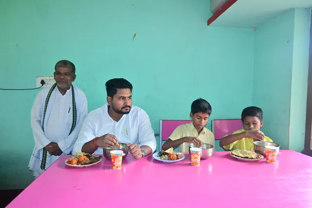 ଆଶ୍ରମର ଅନ୍ତେବାସୀଙ୍କ ସହ ବସି ପଖାଳ ଖାଇଲେ ବିଧାୟକ ସୂର୍ଯ୍ୟବଂଶୀ ସୂରଜ