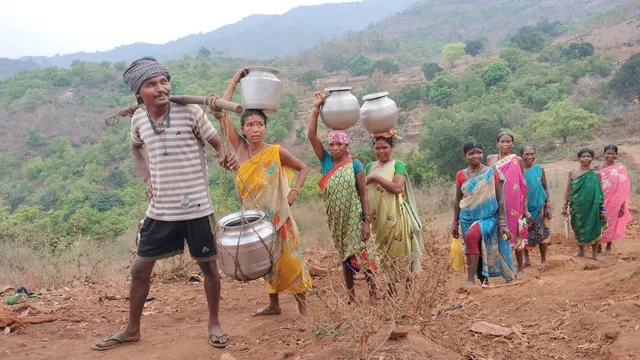 ପାହାଡ ଚଢ଼ି ପାରୁନି ବିକାଶ: ସିନ୍ଧିଗୁଡ଼ାରେ ଉତ୍କଟ ଜଳ ସମସ୍ୟା, ପାଣି ପାଇଁ ୨ କିମି ଯାଉଛନ୍ତି ଗ୍ରାମବାସୀ