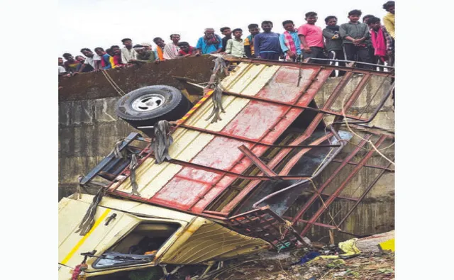 ପୋଲ ତଳକୁ ଖସିଲା ପିକଅପ୍ ଭ୍ୟାନ୍: ୨ କନ୍ୟାଯାତ୍ରୀ ମୃତ, ୧୦ ଗୁରୁତର