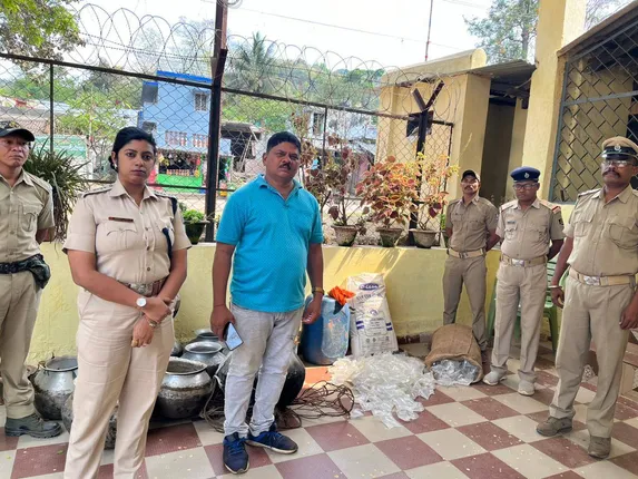 ଆନ୍ଧ୍ର-ଓଡ଼ିଶା ସମାନ୍ତବର୍ତ୍ତୀ ଅଞ୍ଚଳରେ ବ୍ୟାପକ ଚଢ଼ଉ: ବିପୁଳ ପରିମାଣର ମଦ ଓ ପୋଚ ନଷ୍ଟ