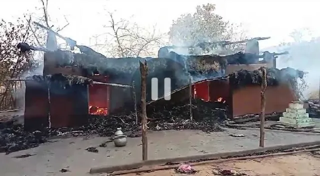 ଅଗ୍ନିକାଣ୍ଡରେ ତିନି ବଖରା ଘର ଭସ୍ମୀଭୂତ, ୩ ଘଣ୍ଟା ବିଳମ୍ବରେ ପହଞ୍ଚିଲା ଦମକଳ ଗାଡ଼ି
