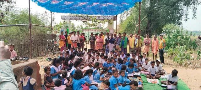 ଶିକ୍ଷକ ଅଭାବ ନେଇ ବିଦ୍ୟାଳୟରେ ତାଲା ଠୁଙ୍କିଲେ ଗ୍ରାମବାସୀ, ଫାଟକ ସମ୍ମୁଖରେ ଧାରଣା ଦେଲେ ପିଲା