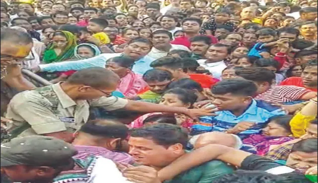 ଶ୍ରୀମନ୍ଦିର ଦର୍ଶନ: ମାନିଲେନି କଟକଣା, ପଶ୍ଚିମ ଦ୍ବାର ବାଟେ ଧସେଇ ପଶିଲେ