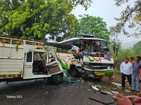 ବୋଲେରୋ ଧକ୍କାରେ ମିନିବସ୍‌ ଚାଳକଙ୍କ ମୃତ୍ୟୁ, ୧୩ ଆହତ ଯାତ୍ରୀଙ୍କ ମଧ୍ୟରୁ ଜଣେ ଗୁରୁତର