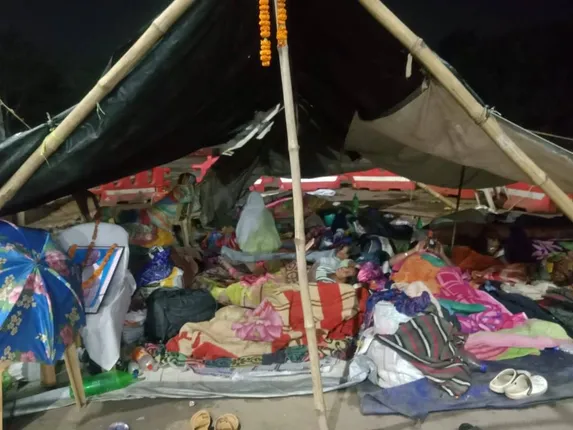 ନୀଳାଚଳ ବିସ୍ଥାପିତଙ୍କ ଦୁର୍ଗତି: ରାତି କଟାଉଛନ୍ତି ରାସ୍ତାରେ, ଅନଶନକାରୀ ଅସୁସ୍ଥ