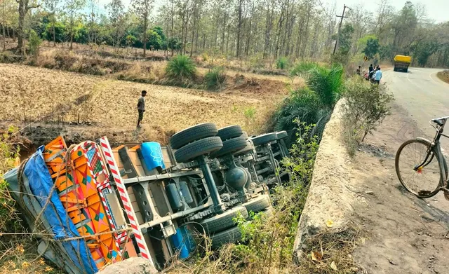 ଓଲଟିଲା ଚାଉଳ ବୋଝେଇ ଟ୍ରକ, ୨ ଆହତ
