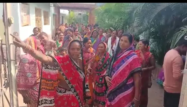 ନଦୀକୂଳିଆ ଗାଁରେ ପାନୀୟଜଳ ସଙ୍କଟ: ଯନ୍ତ୍ରୀ ଓ ସରପଞ୍ଚଙ୍କୁ ଅଟକ ରଖିଲେ ଗ୍ରାମବାସୀ