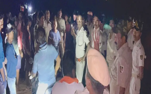 ପିଲାଚୋରି ଗୁଜବରୁ ତୁମୁଳକାଣ୍ଡ: ବାଇକକୁ ପିଟି ଓଲଟିଲା ସ୍କର୍ପିଓ, ପୁଲିସ ଗାଡ଼ି ଭଙ୍ଗାରୁଜା