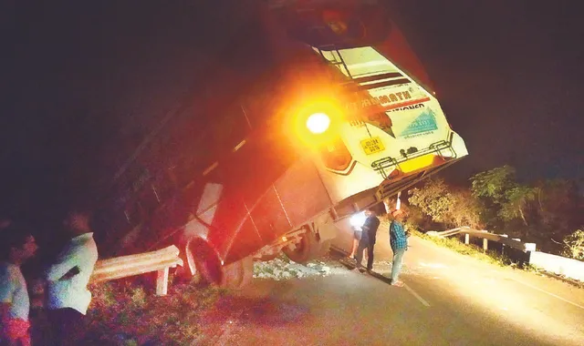 ନାଇଟ୍‌ କୋଚ୍‌ ଦୁର୍ଘଟଣାଗ୍ରସ୍ତ: ବସ୍‌ ଡ୍ରାଇଭର୍‌ଙ୍କୁ ବାତ ମାରିଲା