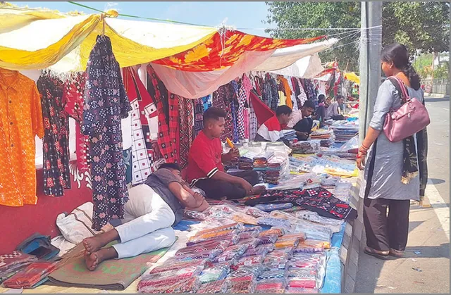 ନକଲି ସମ୍ବଲପୁରୀ ଶାଢ଼ିର ବଜାର: ଗ୍ରାହକଙ୍କ ସହିତ ଚାଲିଛି ଠକେଇ