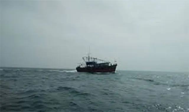 ମଝି ସମୁଦ୍ରରେ ଆକ୍ରମଣ ଉଦ୍ୟମ: ବନ୍ଧୁକ ଦେଖାଇ ବନବିଭାଗ ଟିମ୍‌କୁ ଘେରିଲେ ଟ୍ରଲର୍‌ ମାଫିଆ