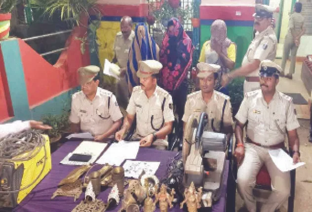 ଅନ୍ତଃଜିଲ୍ଲା ମୂର୍ତ୍ତି ଚୋର ଦଳ ଗିରଫ: ମୂର୍ତ୍ତି ସହ ବ୍ୟାପକ ସାମଗ୍ରୀ ଜବତ