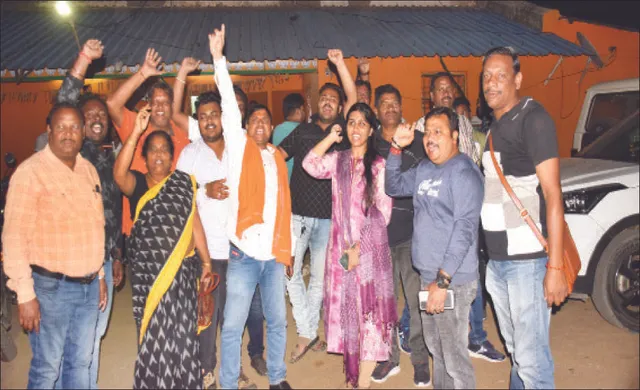 ସମ୍ବଲପୁର ବିଜେପି କାର୍ଯ୍ୟାଳୟରେ ଗଣ୍ଡଗୋଳ: ଜୟ-ଗିରୀଶ ସମର୍ଥକ ମୁହଁାମୁହିଁ