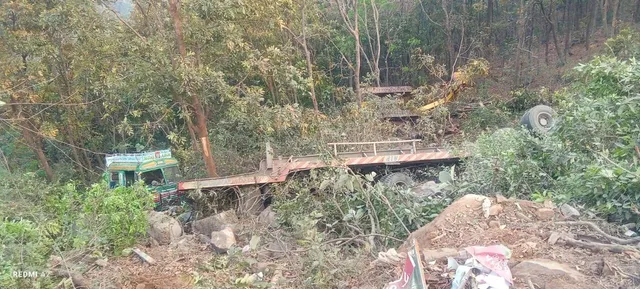 କୋରାପୁଟ ଘାଟି ତଳକୁ ଓଲଟିଲା ପ୍ରୋକଲିନ୍ ସହ ଟ୍ରଲର, ଜଣେ ଗୁରୁତର