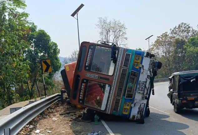 କୋରାପୁଟ ଘାଟି ଏନ୍‌ଏଚ୍‌ ଉପରେ ଓଲଟିଲା ପ୍ରୋକଲିନ୍ ସହ ଟ୍ରଲର, ଜଣେ ଗୁରୁତର