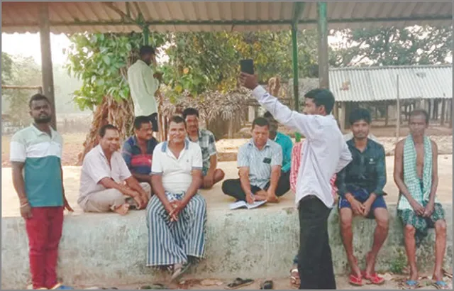 ହାଟପିଣ୍ଡିରେ ଚାଲୁଛି ଡାକଘର: ମୋବାଇଲ୍‌ ନେଟ୍‌ୱର୍କ ପାଇବାକୁ ପାହାଡ଼ ଚଢ଼ୁଛନ୍ତି