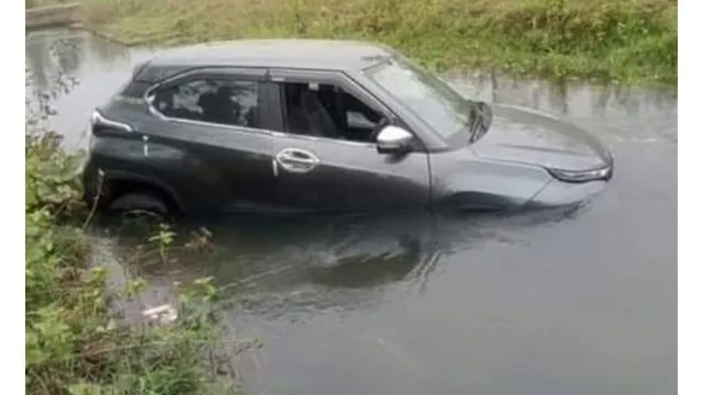 କେନାଲ ଭିତରକୁ ପଶିଗଲା ଚଳନ୍ତା କାର