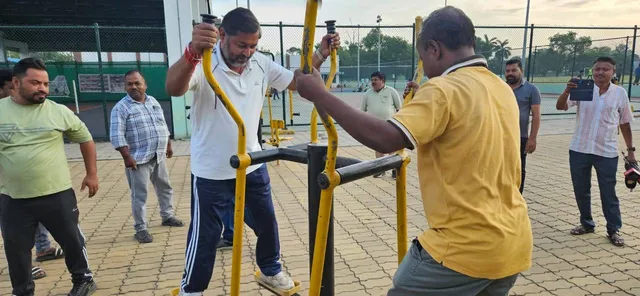 ଭବାନୀଭବନ ପଡ଼ିଆରେ ବିଜେଡି ପ୍ରାର୍ଥୀ ଯୋଗେଶ: ଫୁଟବଲ ଖେଳିଲେ, ଲୋକଙ୍କୁ ଭେଟି ଆଶୀର୍ବାଦ ମାଗିଲେ