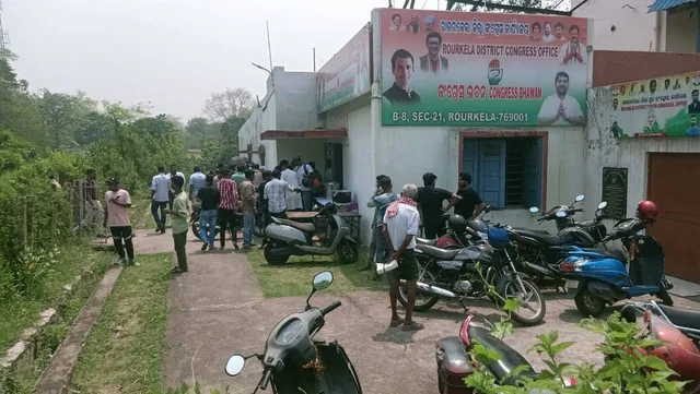 ଦୁଇ କଂଗ୍ରେସ ପ୍ରାର୍ଥୀଙ୍କୁ ନେତା ଓ କର୍ମୀଙ୍କ ବିରୋଧ, ଜିଲ୍ଲା ପାର୍ଟି କାର୍ଯ୍ୟାଳୟ ଆଗରେ ବିକ୍ଷୋଭ