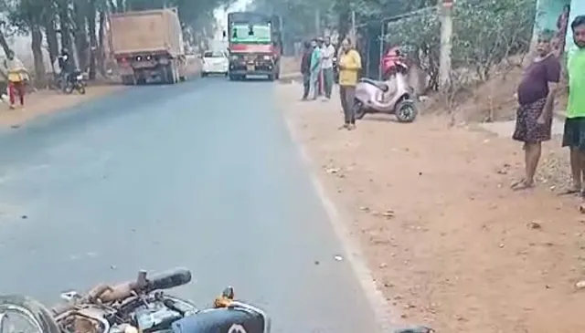 ଟିପର ଧକ୍କାରେ ଚାଲିଗଲା ବାଇକ ଚାଳକଙ୍କ ଜୀବନ