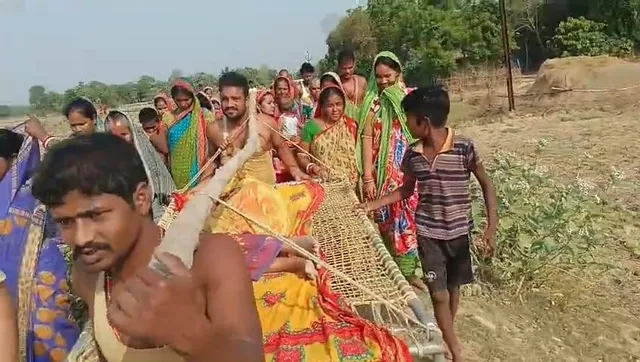 ବାଲେଶ୍ବରରେ ବିକାଶ: ଗାଁକୁ ଆସିପାରିଲାନି ଆମ୍ବୁଲାନ୍ସ, ୨ କିମି ଖଟିଆରେ ବୁହାହେଲେ ଗର୍ଭବତୀ ମହିଳା