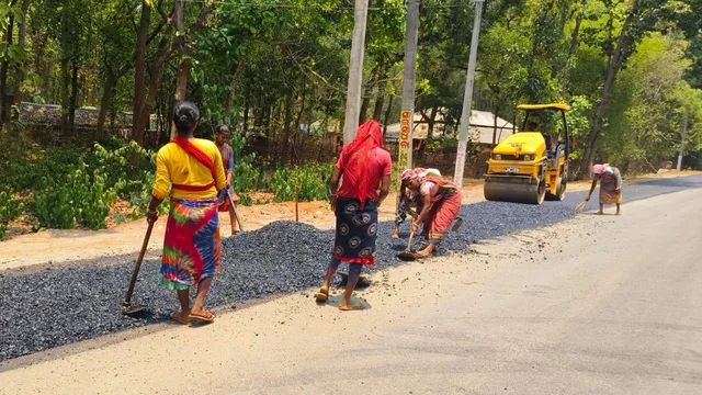 କାମ କରୁନି ଶ୍ରମ ଆଇନ: ବେଫିକର ଓ ବିନ୍ଦାସ ହୋଇ ଶ୍ରମିକଙ୍କୁ ଡହଡ଼ହ ଖରାରେ ଖଟାଉଛନ୍ତି ଠିକାଦାର