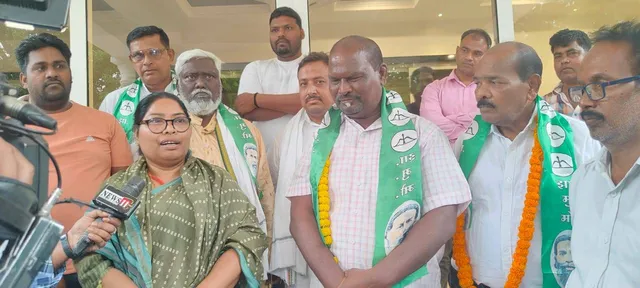 ବିଜେଡି ଛାଡ଼ି ଜେଏମ୍‌ଏମ୍‌ରେ ନିହାର ସୁରିନ: ଶିବୁ ସୋରେନଙ୍କ ବାସଭବନରେ ସମର୍ଥକଙ୍କ ସହ ମିଶିଲେ